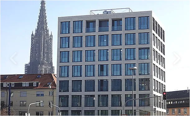Wengentor Ulm: Wohn- und Geschäftshaus mit Rasterfassade vor dem Ulmer Münster