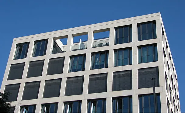 Rasterfassade des Wengentors in Ulm-Mitte, geplant vom Architekturbüro Gaengler